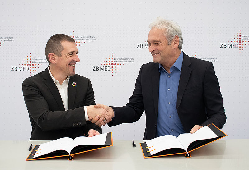 Franck Vazquez (Director of Partnerships of Frontiers) und Prof. Dr. Dietrich Rebholz-Schuhmann (Wiss. Direktor ZB MED) unterzeichnen das wegweisende Konsortialabkommen.