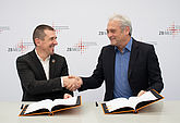 Franck Vazquez (Director of Partnerships of Frontiers) und Prof. Dr. Dietrich Rebholz-Schuhmann (Wiss. Direktor ZB MED) unterzeichnen das wegweisende Konsortialabkommen.