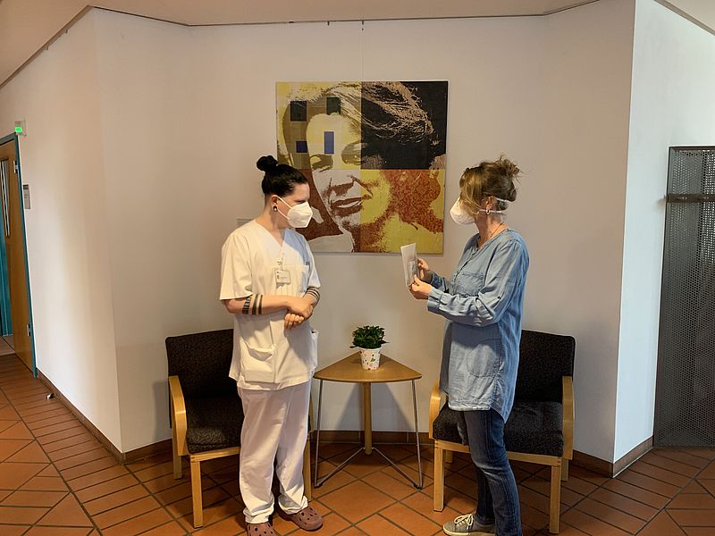 Spendenübergabe: Johannes-Christoph König, Dr. Mildred Scheel-Haus (links) und Elke Roesner, ZB MED (rechts)Johannes