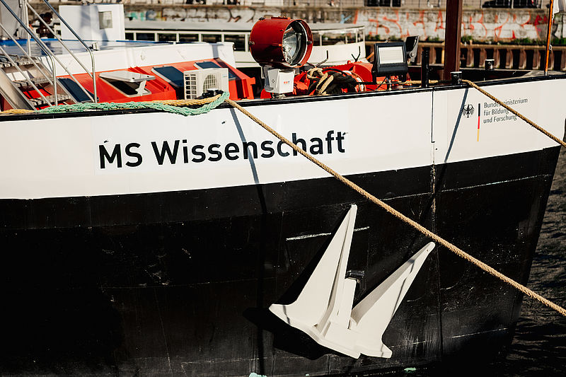 Bug eines wei&szlig;en Schiffes mit der Aufschrift MS Wissenschaft.
