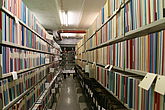 links und rechts mit farbigen Büchern gefüllte Regale