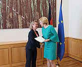 Gabriele Herrmann-Krotz von ZB MED nimmt den Förderbescheid von Ministerin Julia Klöckner entgegen.