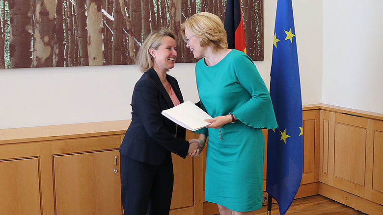 Gabriele Herrmann-Krotz von ZB MED nimmt den Förderbescheid von Ministerin Julia Klöckner entgegen.