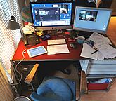 Schreibtisch mit Computer und Unterlagen im Homeoffice