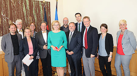Ministerin Julia Klöckner (BMEL) und die Projektpartner von EmiMin. © BMEL 