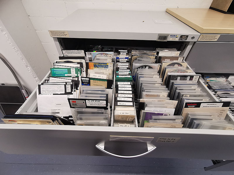 Schublade mit Disketten und anderen Speichermedien in unterschiedlicher Größe