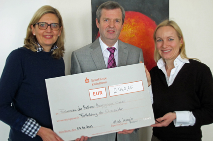 From left to right: Kerstin von Rappard, head of the hospice association, Ulrich Korwitz, Director of the ZB MED, and Dr. Karin Urselmann, member of the promotional association for sinnan e.V.