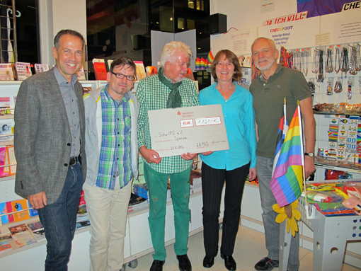 Spenden&uuml;bergabe: ZB&nbsp;MED spendet Erl&ouml;s aus Lehrbuchverkauf 