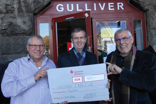 Ulrich Korwitz (Mitte) von ZB&nbsp;MED &uuml;bergibt die Spende an Bernd Mombauer (links), Gesch&auml;ftsf&uuml;hrer von Gulliver e.V., und Pfarrer Karl-Heinz Iffland (rechts), Vorsitzender von KALZ e.V.